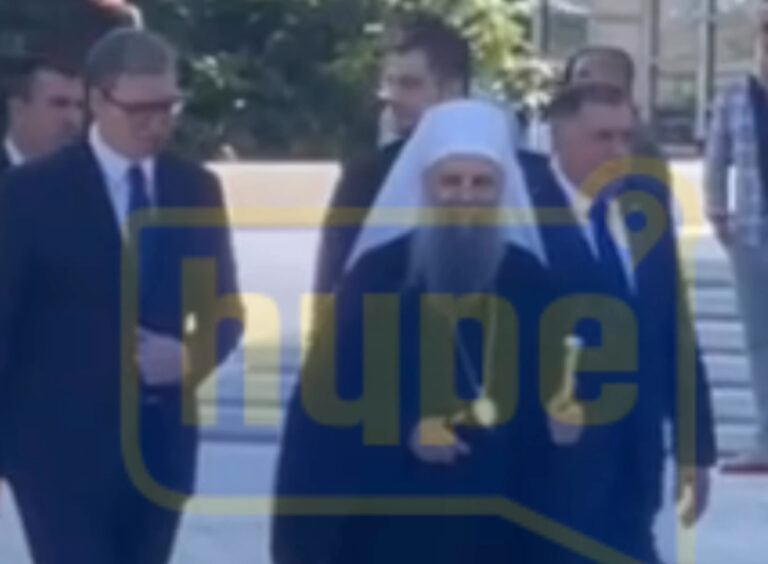 vučić ispred srpske svetinje