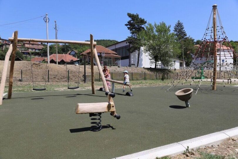 Ziđin poklonio dečje igralište