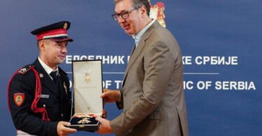 Vučić odlikuje žandarma Miloša Jevremovića