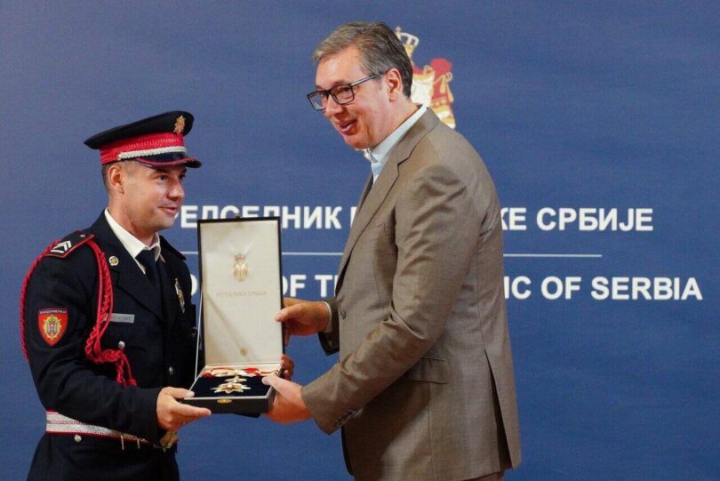 Vučić odlikuje žandarma Miloša Jevremovića
