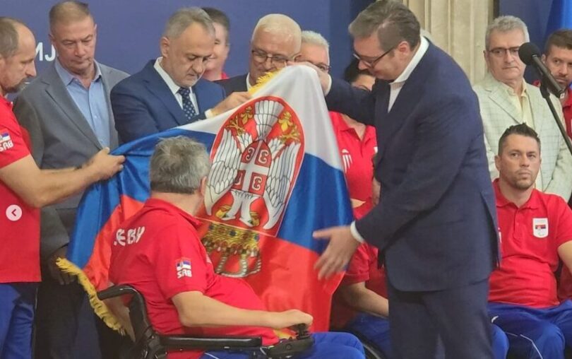 Vučić uručio zastavu paraolimpijcima