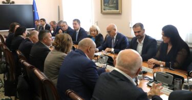 Vučević plata u prosveti