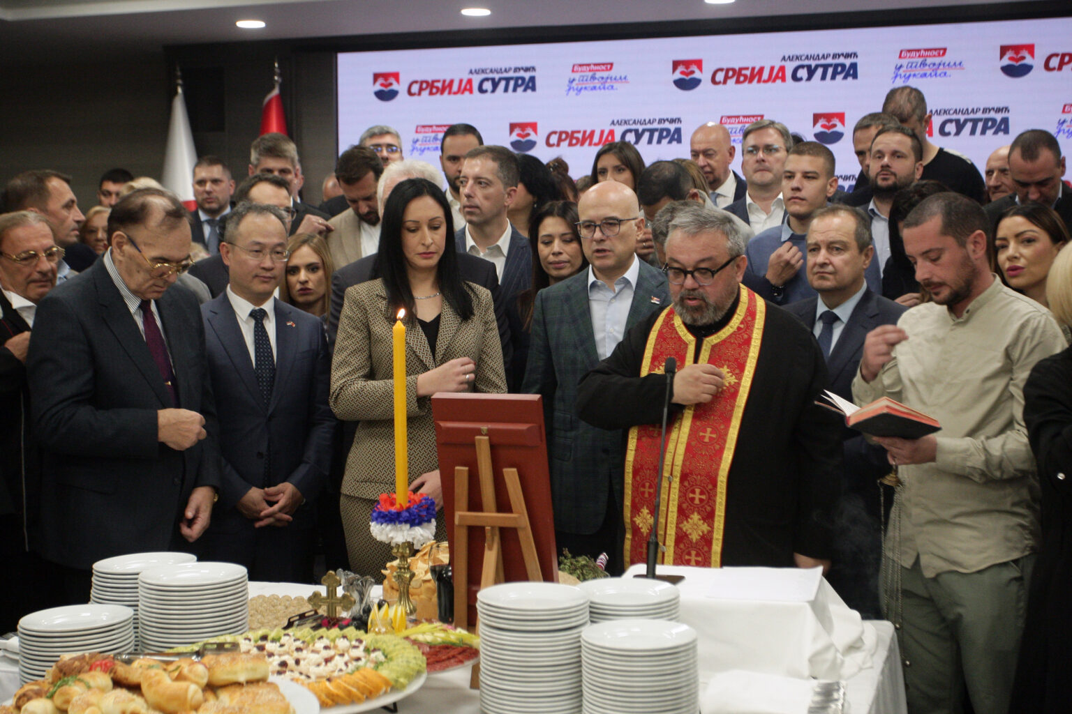 SNS SLAVI SVETU PETKU! 