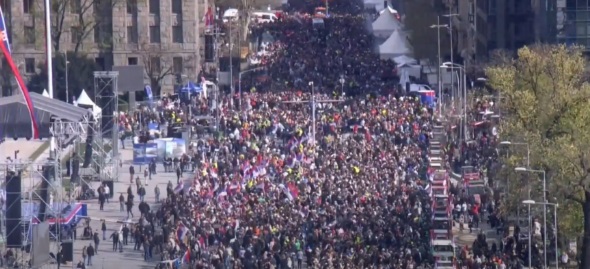 NAROD I DALJE PRISTIŽE! Neverovatne scene na Brankovom mostu, reka ljudi ide na svenarodni skup u centru Beograda!
