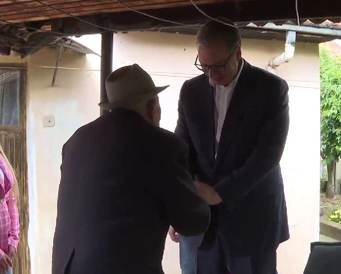 Aleksandar Vučić posetio najstarijeg građanina