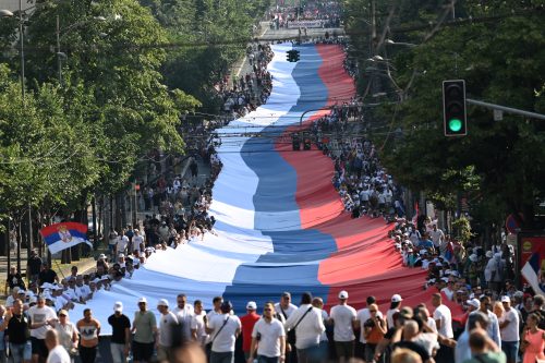 RAZVIJENA NAJVEĆA SRPSKA ZASTAVA